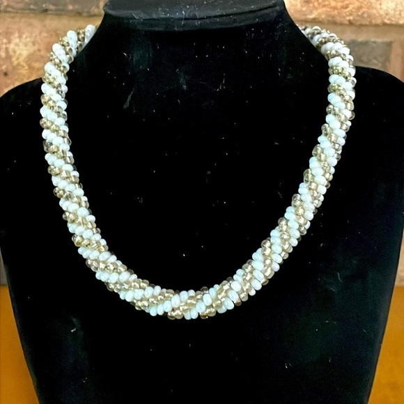 Vintage Jewelry - Vintage white and champagne beaded collar necklace